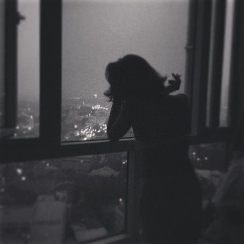 KimVPoetry's tweet image. The city sleeps.
The black night covers in silence.
Itโs quiet,
Only the sounds of
Distant waves,
Women, and wolves are heard.
Chasing a midnight high,
Beyond the longing.
Tasting the light
That creeps in.
The sparklers may have gone out,
But the window reveals so much.โฆ