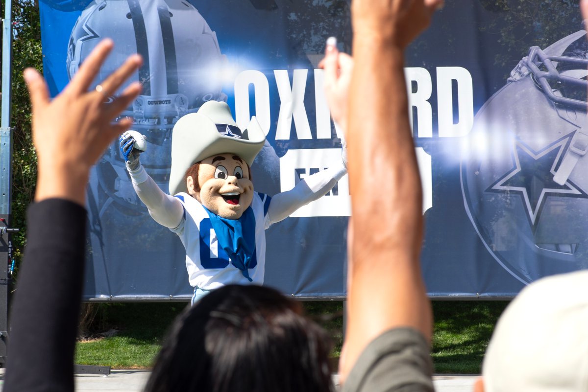 VisitOxnardCA's tweet image. Get ready for tomorrow night! Oxnard Fan Night w/performances by Americas Sweethearts, the Dallas Cowboys Cheerleaders, live dance battles to Rowdy selfies and nonstop giveaways, it’s going to be a night to remember.
#VisitOxnard #VisitCa #DallasCowboyscheerleaders
