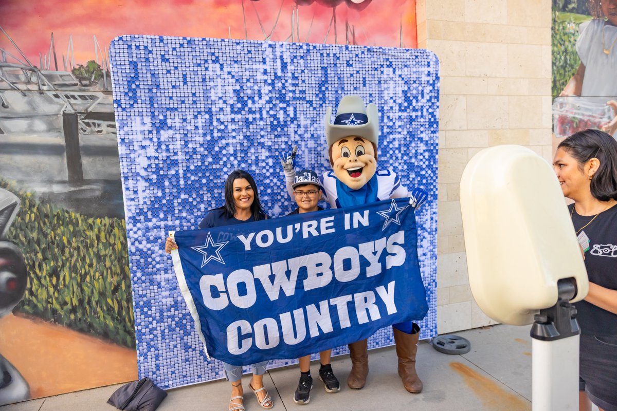 VisitOxnardCA's tweet image. Get ready for tomorrow night! Oxnard Fan Night w/performances by Americas Sweethearts, the Dallas Cowboys Cheerleaders, live dance battles to Rowdy selfies and nonstop giveaways, it’s going to be a night to remember.
#VisitOxnard #VisitCa #DallasCowboyscheerleaders
