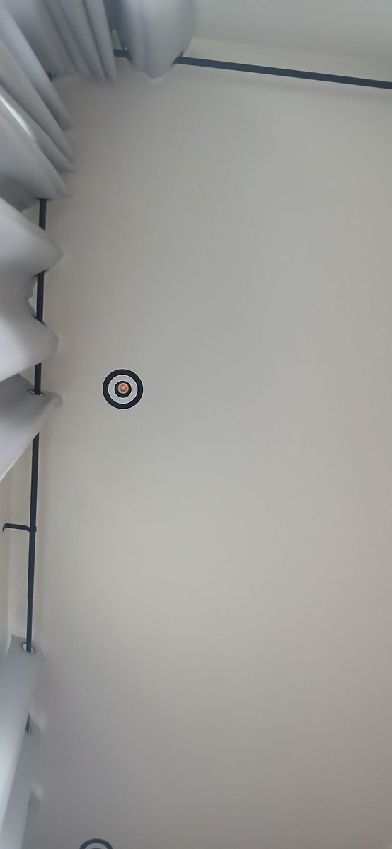 gKukkui's tweet image. I look up at this quiet corner each day. Morning light, evening calm, and the hush before sleep
This view greets me like an old friend, asking nothing in return.
Time doesn’t rush. It fades softly, silently, like breath against a window.
Each moment slips away, leaving only a…