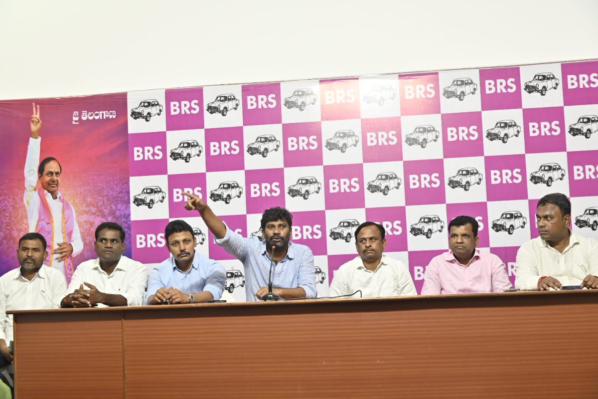 తెలంగాణ భవన్లో ప్రెస్ మీట్.

కాంగ్రెస్ పాలనలో ప్రగతి కుంటుపడింది.

ఇందిరమ్మ రాజ్యం పేరిట ఎమర్జెన్సీ మళ్ళీ వచ్చింది.

రేవంత్ రెడ్డి ఎన్నడూ తెలంగాణ అనలేదు.

డిల్లీకి ఊడిగం చేస్తూ చంద్రబాబుకు గురుదక్షిణగా తెలంగాణ ప్రయోజనాలు తాకట్టు పెడుతున్నాడు.

రోజుకో డైవర్షన్ స్కీమ్ తో తన పబ్బం