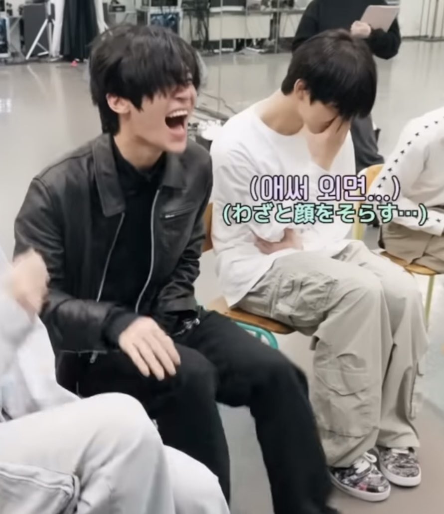야 데영아 나 취해서 몰랐는데
어제 우리 과 애들 키스했대
ㅋㅋㅋㅋㅋㅋㅋㅋㅋㅋㅋㅋㅋㅋ
                                                       그거 형이랑 저니까
                                                       제발 조용히 해요