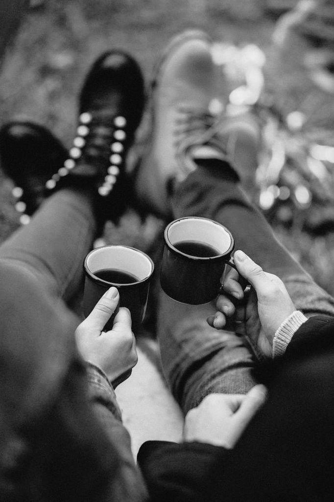 Cuando se habla de amor con el Amor, el tiempo perece demasiado pronto, sobre todo, si nos mira. ¡Y qué mirada tiene el amor! De esas que dibujan puentes invisibles sobre mares de distancia,...de esas que invitan a conocer un mundo de colores «A través de sus ojos» 📚 Leda🦋 BD☕