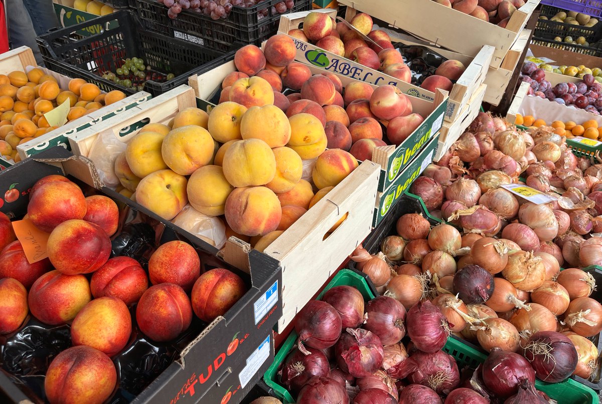 🙌 Bon dia i bon primer dimecres del mes d'AGOST!

🤩 El MERCAT SETMANAL  t'espera al centre de la vila per a que puguis fer les teves 🛍️ compres de proximitat amb les parades amb fruita, verdures, també roba, sabates i complements; així com visitar els nostres comerços!

#Begur