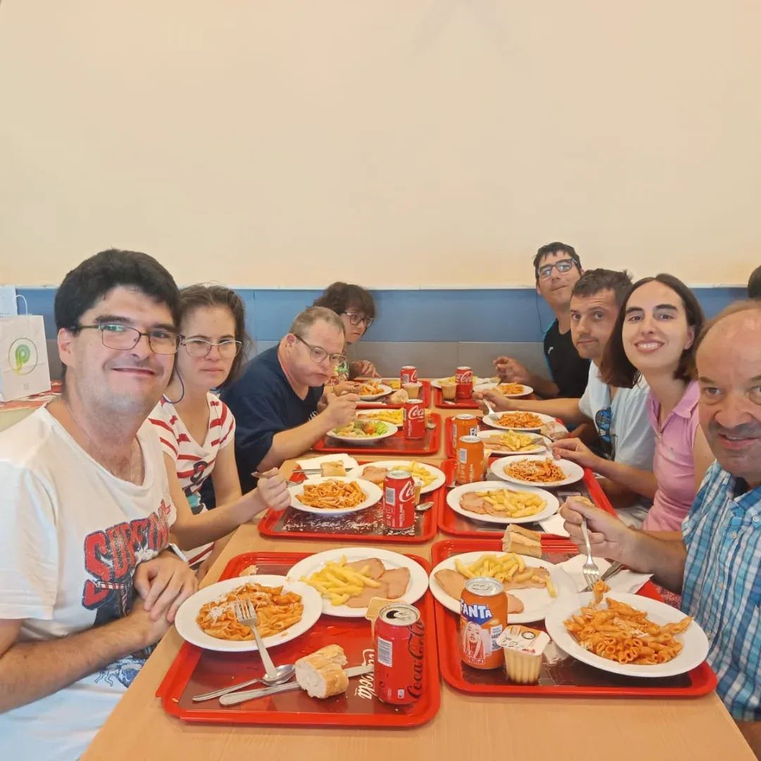 Hemos puesto el broche de oro a este primer semestre del año con una gran comida 🥘🍲todos juntos en @uva_campuspalencia. También hemos aprovechado para  soplar las velas 🎂🎂por todo lo alto. Felicidades a Pepe y Carmen Celia que hoy han cumplido años💃🎉
Feliz verano !!! 🏖️☀️☀️