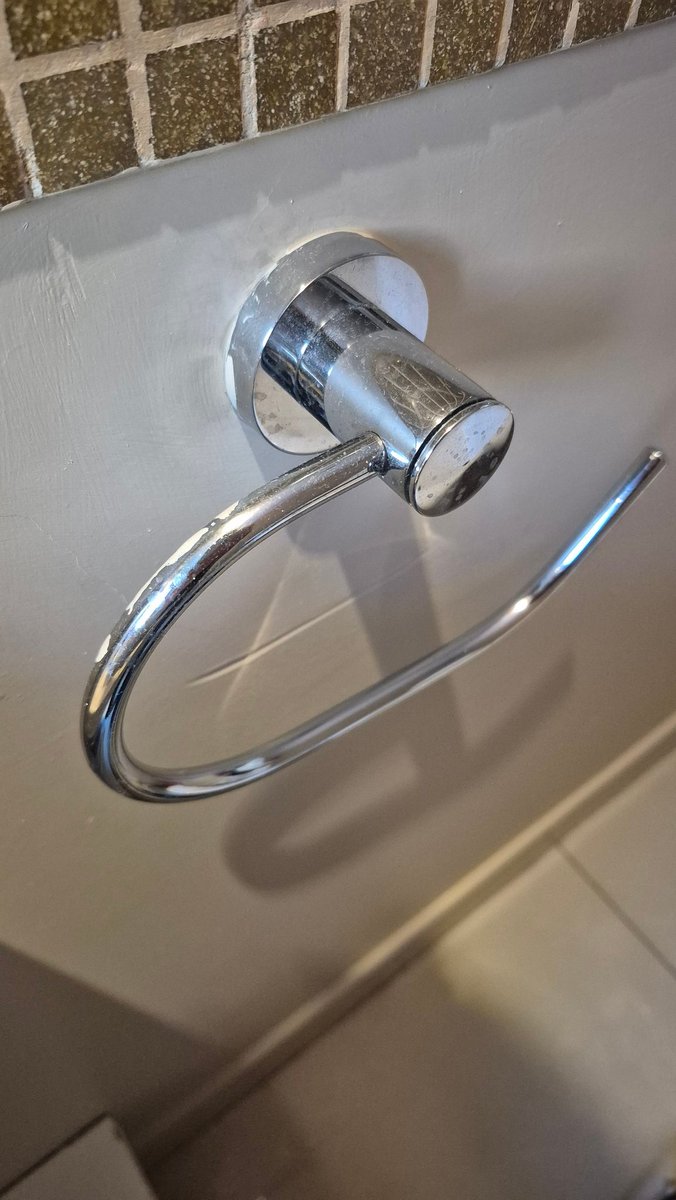 fedetbq's tweet image. Uno quiere ser pro oficios pero explícame: qué te costaba aflojar 3 tornillos, sacar los accesorios, pintar y volver a ponerlos? Qué te costaba un espatulazo de enduido en la marca del toallero en el yeso?
Tu tenias una joda!