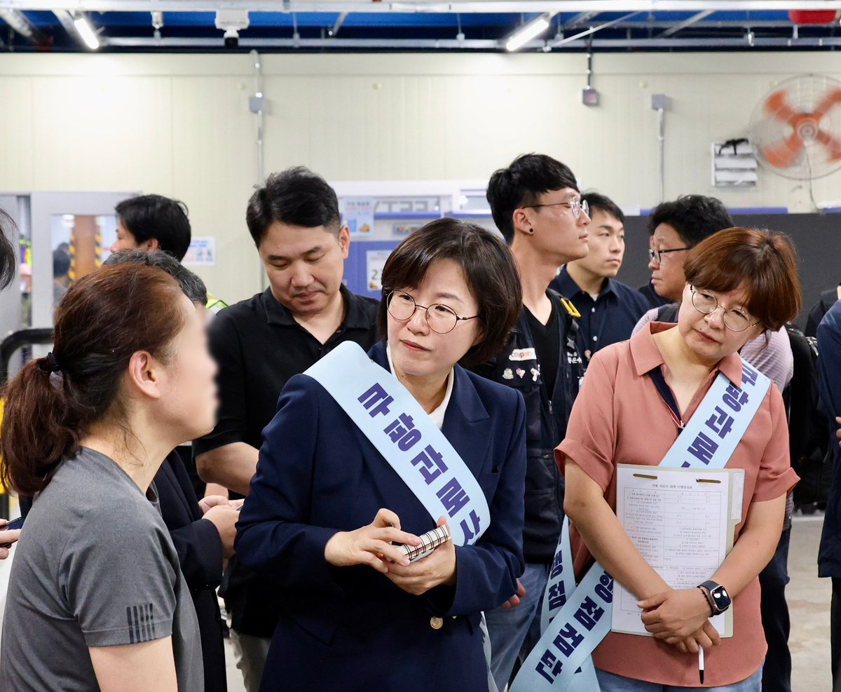 오늘 아침 쿠팡 야탑캠프. 9시에 34.8도인데 에어컨도 없습니다. 노동자분들이 일하다 쓰러져도 휴대폰을 수거당해 119 신고도 못한다고 호소하셨습니다. 분류작업·클렌징·프레시백 개선 등 과로사 대책 이행도 전무했습니다. 얼마전 쿠팡이 자처해서 공개한 현장과는 너무도 달랐습니다.