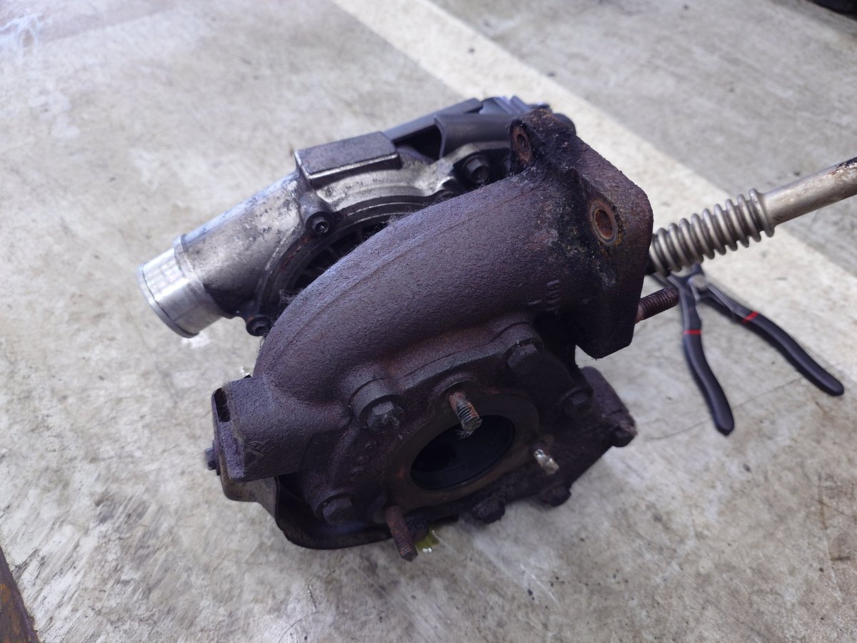 shuttle_drive's tweet image. 60万km雪国を走ったトラックのターボ交換したけど二度とやりたくない