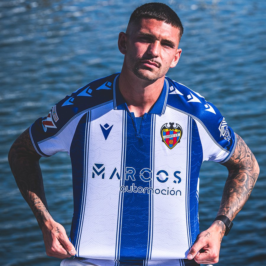 miguelo57__'s tweet image. Y esto qué locura es? El Levante ha hecho una joya con Macron para su segunda equipación 25/26 😍