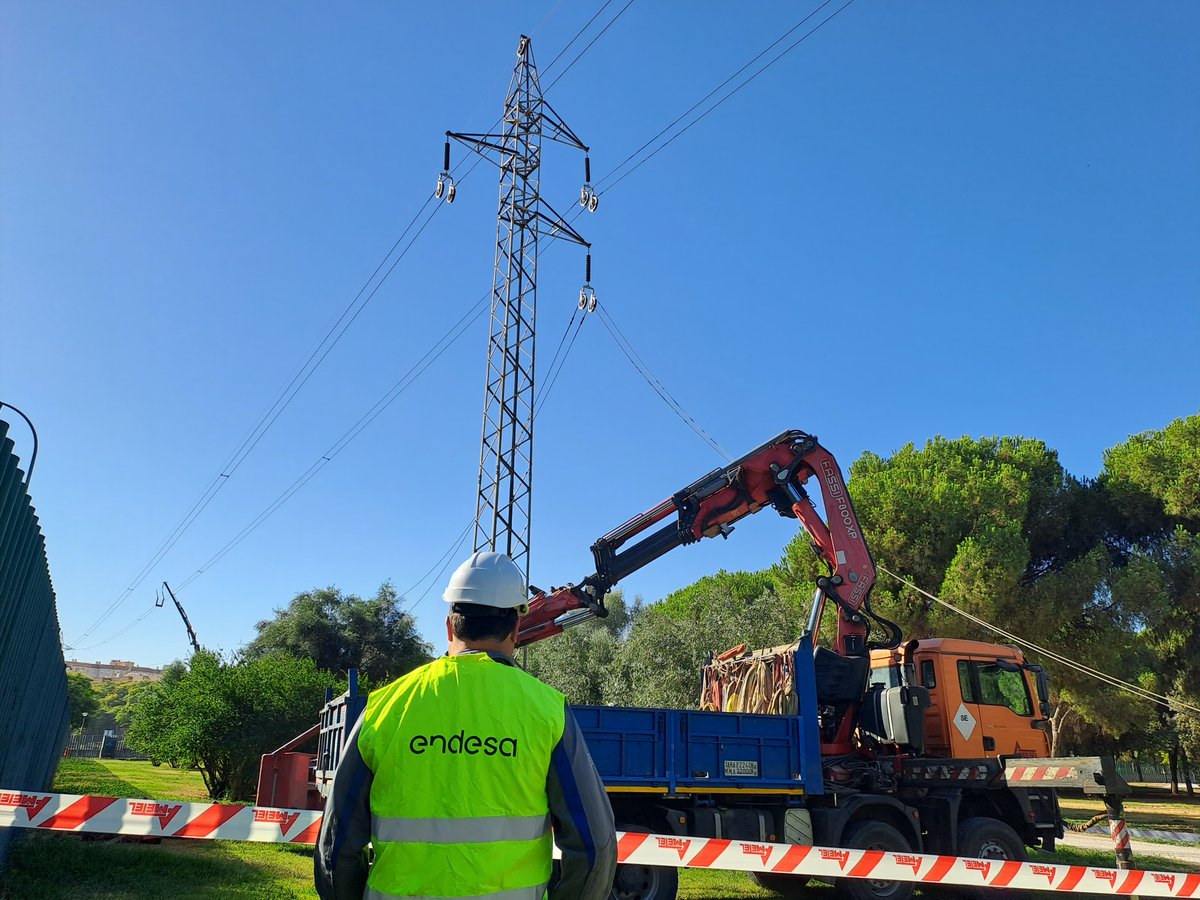 Atendiendo una demanda histórica de los vecinos, iniciamos, junto a <a href="/Endesa/">endesa</a>, el desmontaje de las líneas de alta tensión ⚡️ de Sevilla Este,

✅ Retiramos 5500 m de cableado repartido en 21 torres junto al Parque Infanta Elena, liberando espacio para el futuro 🌳 corredor verde.