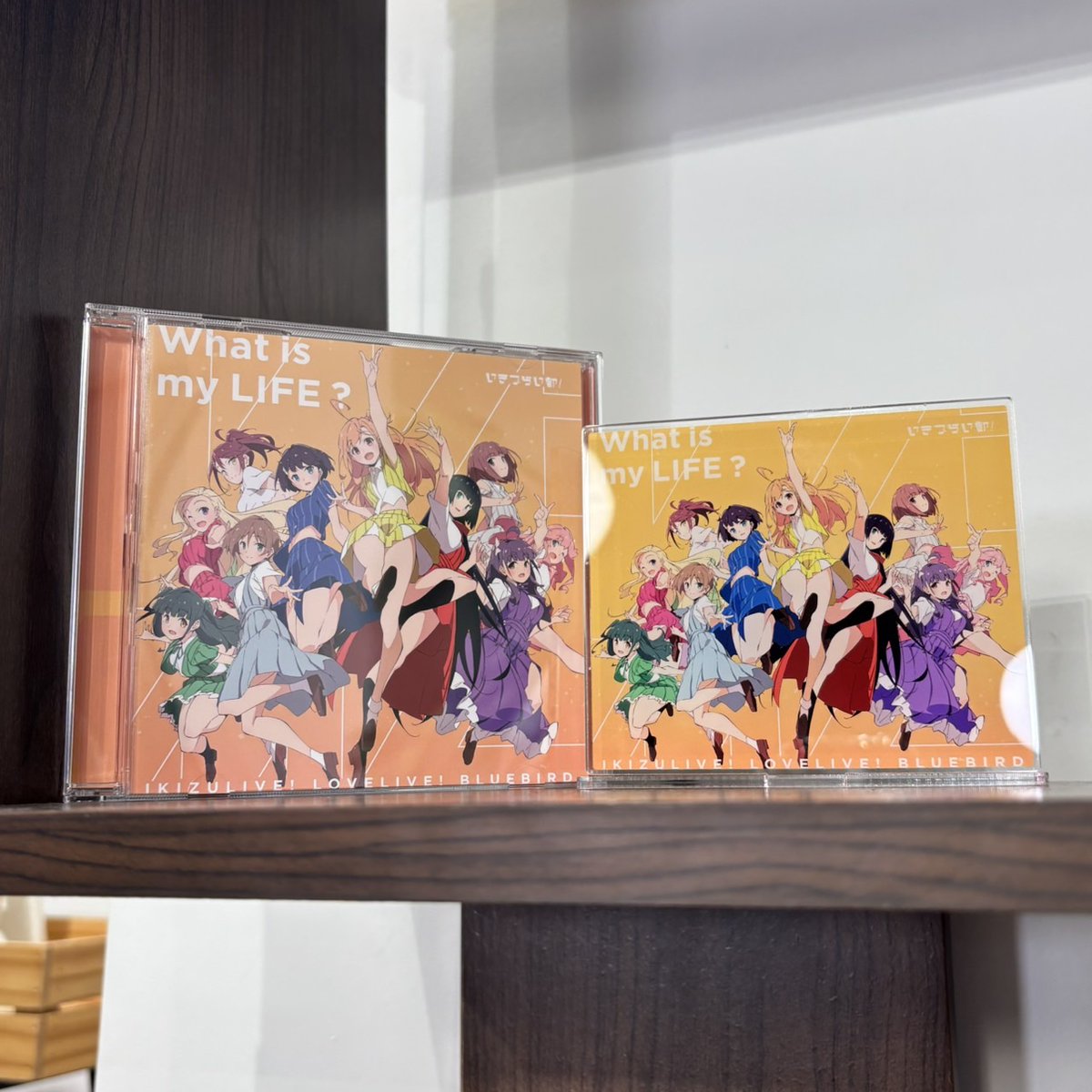 ikizulive_staff's tweet image. 📸1st Singleのサンプルが到着‼
 ̄ ̄ ̄\( ̄ ̄ ̄ ̄ ̄ ̄ ̄ ̄ ̄ ̄
【💿7/30(水)発売】
#いきづらい部 1st Single「What is my LIFE?」のCD&初回生産限定盤に付属するジャケットイラストアクリルスタンドのサンプルが到着しました👀
🛒CDご予約はこちら
▼初回生産限定盤:lnk.to/LACM-34705…