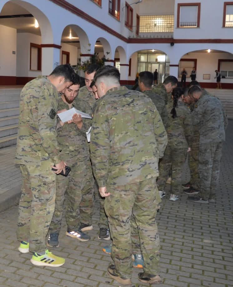 FUTER_ET's tweet image. El Grupo de Artillería de Campaña XI ha realizado una carrera de orientación por equipos en el campo de maniobras de la Base General Menacho.
El objetivo es fomentar el espíritu de equipo a la vez que se realiza una actividad físico-militar.
#BrigadaExtremadura
#SomostuEjército