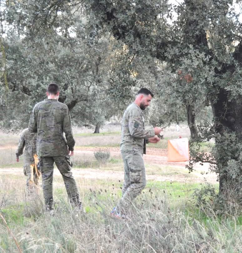 FUTER_ET's tweet image. El Grupo de Artillería de Campaña XI ha realizado una carrera de orientación por equipos en el campo de maniobras de la Base General Menacho.
El objetivo es fomentar el espíritu de equipo a la vez que se realiza una actividad físico-militar.
#BrigadaExtremadura
#SomostuEjército