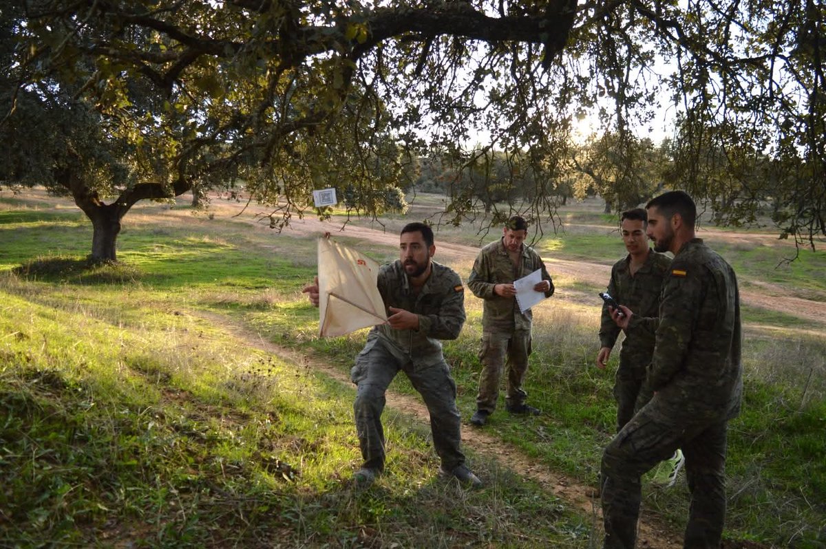 FUTER_ET's tweet image. El Grupo de Artillería de Campaña XI ha realizado una carrera de orientación por equipos en el campo de maniobras de la Base General Menacho.
El objetivo es fomentar el espíritu de equipo a la vez que se realiza una actividad físico-militar.
#BrigadaExtremadura
#SomostuEjército