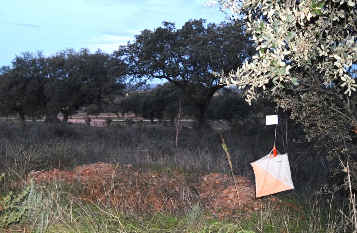 FUTER_ET's tweet image. El Grupo de Artillería de Campaña XI ha realizado una carrera de orientación por equipos en el campo de maniobras de la Base General Menacho.
El objetivo es fomentar el espíritu de equipo a la vez que se realiza una actividad físico-militar.
#BrigadaExtremadura
#SomostuEjército