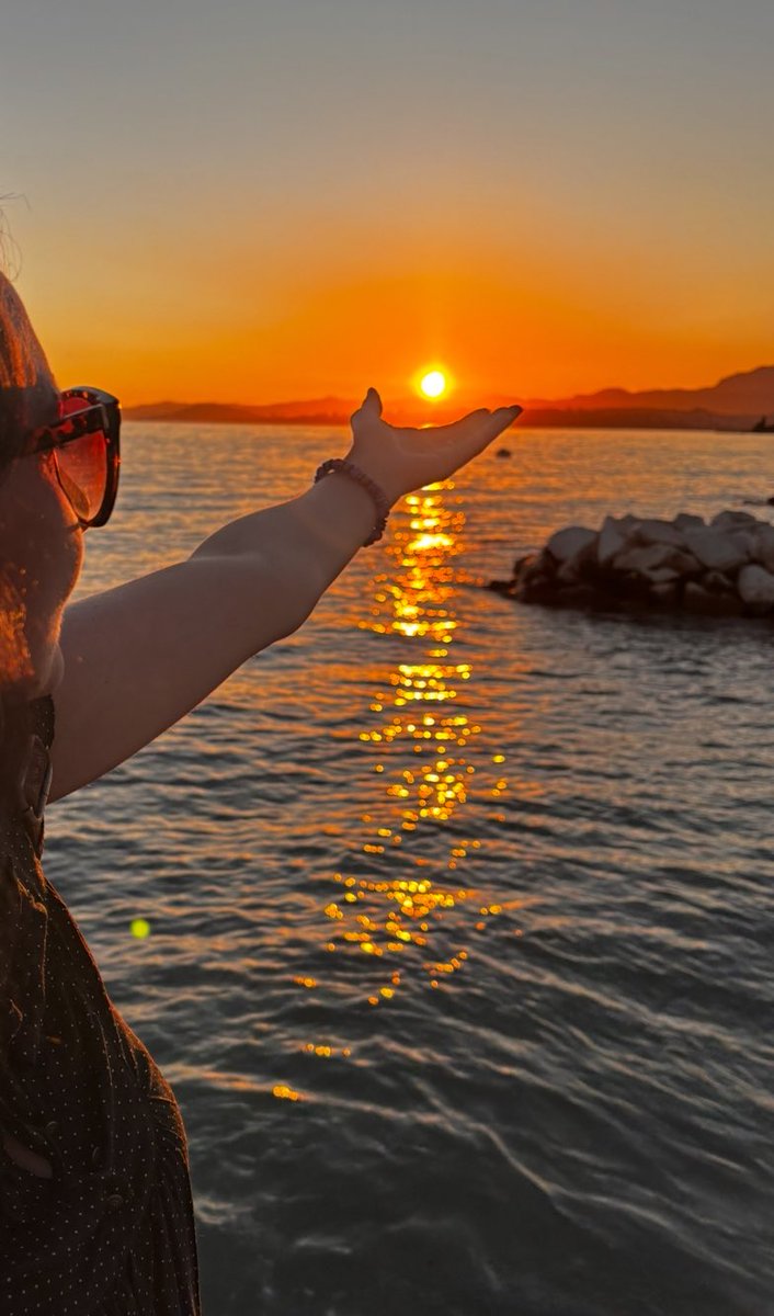mihaela_bdart's tweet image. Gm , holding the sun in a palm of my hand! #croatiansummer #sunvibes #goldenhour #moments