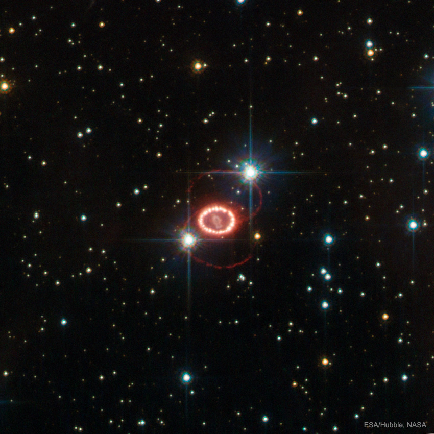 Hace 38 años, en 1987, se captó la supernova más brillante observada, en la Gran Nube de Magallanes. En el centro de la imagen está el resto estelar que quedó tras la explosión de la estrella. Está rodeada por anillos exteriores y su aspecto general recuerda al de un 8. A pesar
