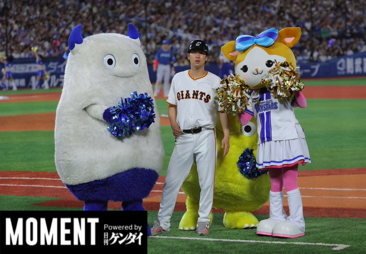 MOMENTbygendai's tweet image. マスコットに囲まれる山﨑伊織
#オールスター2025
#巨人
#山﨑伊織
#DeNA
#ベイスターズ