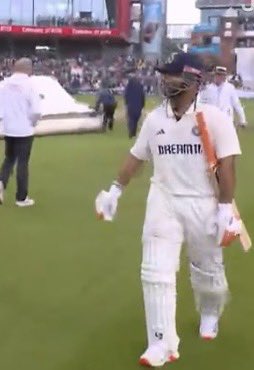 RanjitRjk's tweet image. 🇮🇳 ऋषभ पंत सिर्फ़ एक क्रिकेटर नहीं, जज़्बे और हौसले का नाम है।
#RishabhPant
एक ऐसा खिलाड़ी, जो मौत के मुंह से वापस लौटा।
एक ऐसा योद्धा, जिसके पैर में फ्रैक्चर है, फिर भी टीम के लिए बैटिंग करने मैदान में उतरा।
दर्द से लड़ते हुए, मुस्कराते हुए देश के लिए खेल रहें हैं वाक़ई दिल…