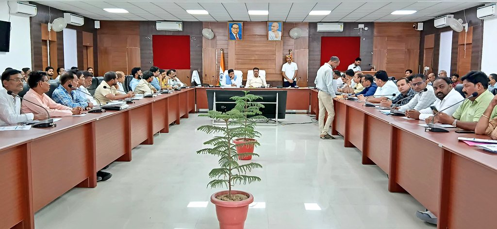 cdoamethi's tweet image. आज दिनांक 24 जुलाई 2025 को कलेक्ट्रेट सभागार में जिला उद्योग बंधु, व्यापार बन्धु एवं औद्योगिक सुरक्षा समिति की बैठक की गई एवं जनपद में उद्योगों को बढ़ावा देने तथा उद्यमियों की शिकायतों का त्वरित निस्तारण करने के निर्देश संबंधित अधिकारियों को दिए।