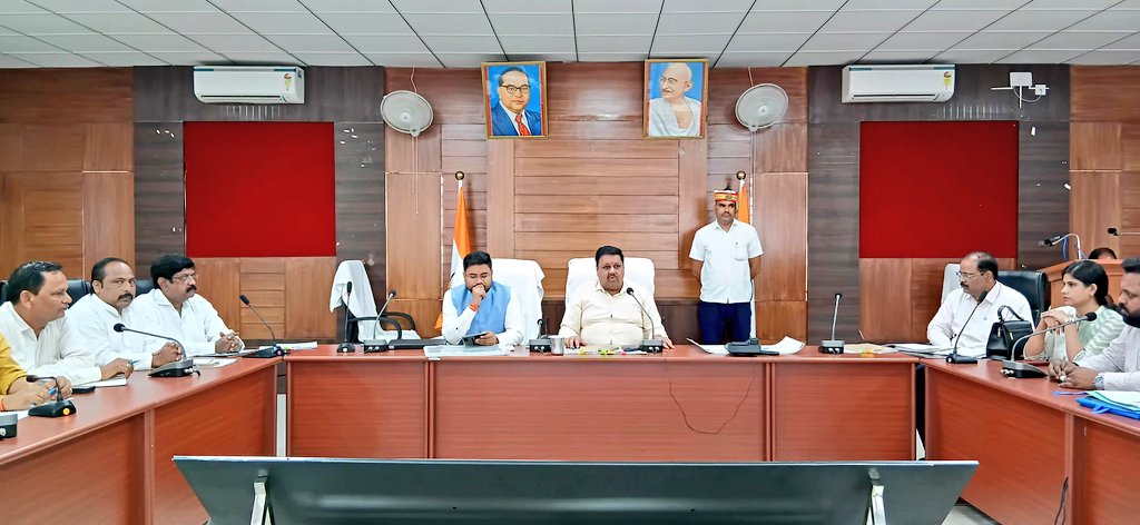 cdoamethi's tweet image. आज दिनांक 24 जुलाई 2025 को कलेक्ट्रेट सभागार में जिला उद्योग बंधु, व्यापार बन्धु एवं औद्योगिक सुरक्षा समिति की बैठक की गई एवं जनपद में उद्योगों को बढ़ावा देने तथा उद्यमियों की शिकायतों का त्वरित निस्तारण करने के निर्देश संबंधित अधिकारियों को दिए।