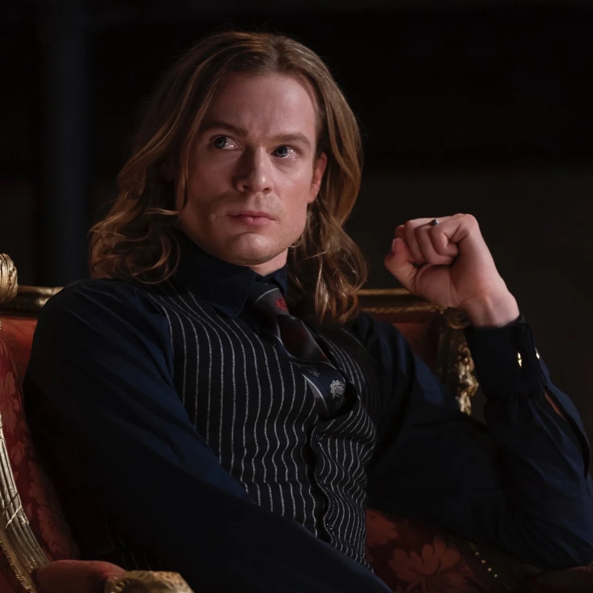 edalsylil's tweet image. decided i’m an iwtv purist. that is NOT lestat. HES MEANT TO BE A FUCKING TWINK ! LOOK AT THE MATERIAL !!!