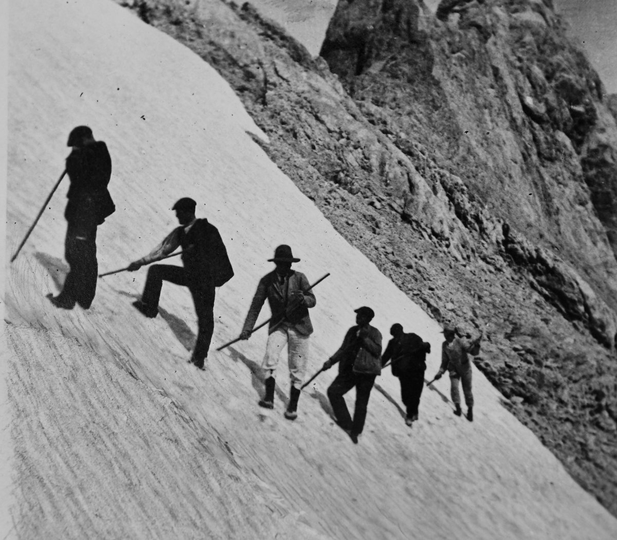 oapngob's tweet image. 🎂 El Parque Nacional de Picos de Europa cumple hoy 1️⃣0️⃣7️⃣ años!!
Nació como Parque Nacional de Covadonga en 1918 y fue el primero en declararse en España.
Desde entonces, ha inspirado una Red que hoy suma 16 parques nacionales. 🕸️
¡Felicidades, pionero! 👴