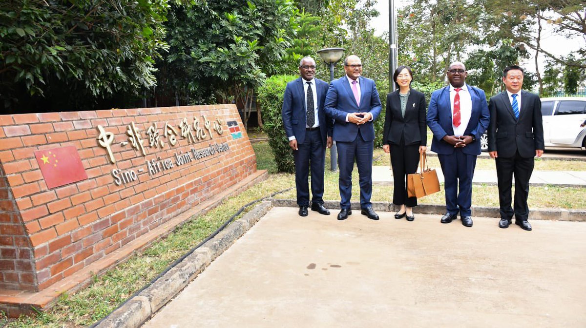 Profshaukat's tweet image. Together with 🇨🇳 @AmbGuoHaiyan @ChineseEmbKenya visited @DiscoverJKUAT #SAJOREC centre of excellence. Strengthening partnership under South-South cooperation- exchange of staff, building capacity in research & innovation. #Biotechnology #Agriculture Homegrown solutions @nrfkenya