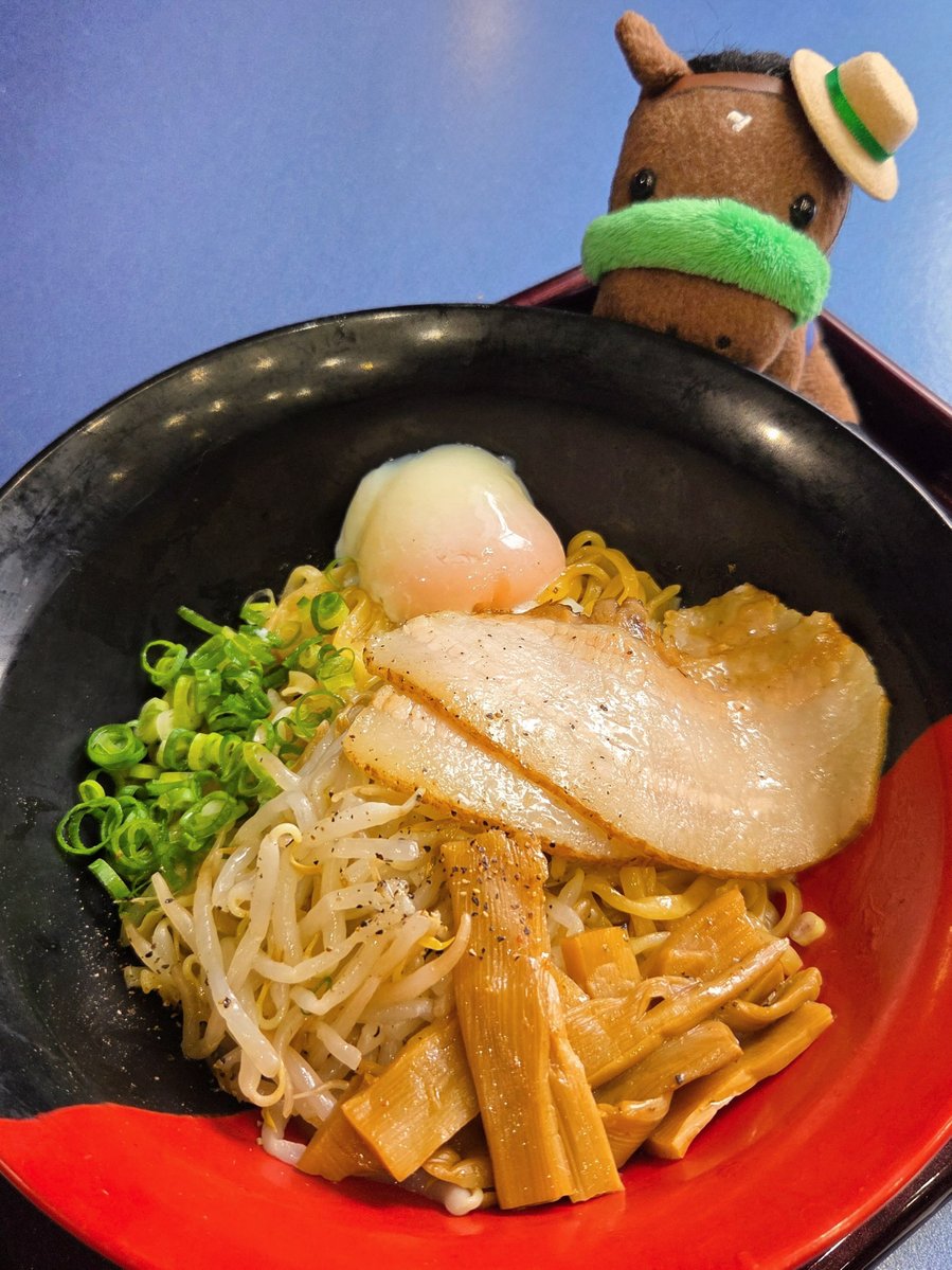 umma66x's tweet image. 東京競馬場店だけの季節限定メニュー🍜☀
西海製麺所の『油そば』✨
具だくさんなトッピングに、温玉とトロトロの豚バラチャーシューが2枚も乗ってボリュームたっぷり!
もっちり平打ち麺×豚骨ベースでコクのある特製ダレが絶品でした😋💫