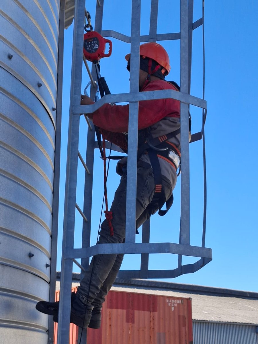 0861EMCARE's tweet image. 🧗♂️ EMCARE Cape Town recently delivered Basic Working at Heights &amp;amp; Fall Arrest System training. Learners gained essential skills to work safely above ground📅 Book: zurl.co/WHTtm #WorkingAtHeights #EMCARE