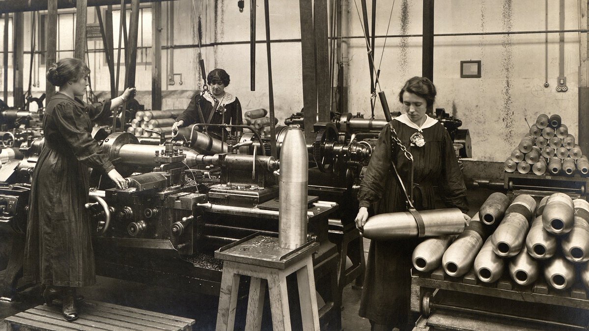 AndrewRawson11's tweet image. The BEF needed millions of shells to conduct an offensive and they were complicated items. Several types of factories were set up to make the various elements and assemble them. Most of the work ended up being carried out by women. My book explains how they worked.