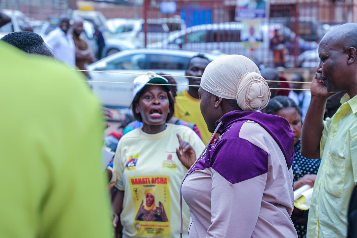 CEOSWIFTNEWS's tweet image. Calm, victory &amp;amp; chaos in Mengo as Hajjat Namyalo kicks off her oversight tour at Musajja-Alumbwa Polling Station.

Tensions erupted after results, with Kahooza Mary’s camp crying foul. ONC&apos;s Namyalo called for calm: “NRM is built on order—not chaos.”

#NRMPrimaries