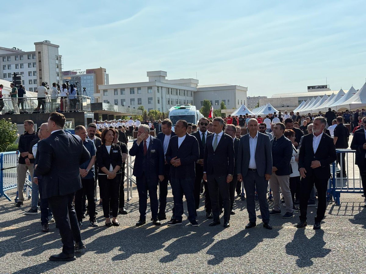 Başkanımız ve yöneticilerimiz; orman yangınlarında hayatını kaybeden şehitlerimizin cenaze törenine katıldılar. Meslektaşımızın evladı Alperen ÖZCAN kardeşimizin de aralarında olduğu şehitlerimize bir kez daha Allah’tan rahmet, acılı ailelerine baş sağlığı ve sabırlar diliyoruz.