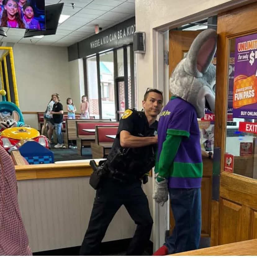 A Chuck E. Cheese employee in full costume was arrested by Tallahassee officers for credit card fraud

 tallahassee.com/story/news/loc…