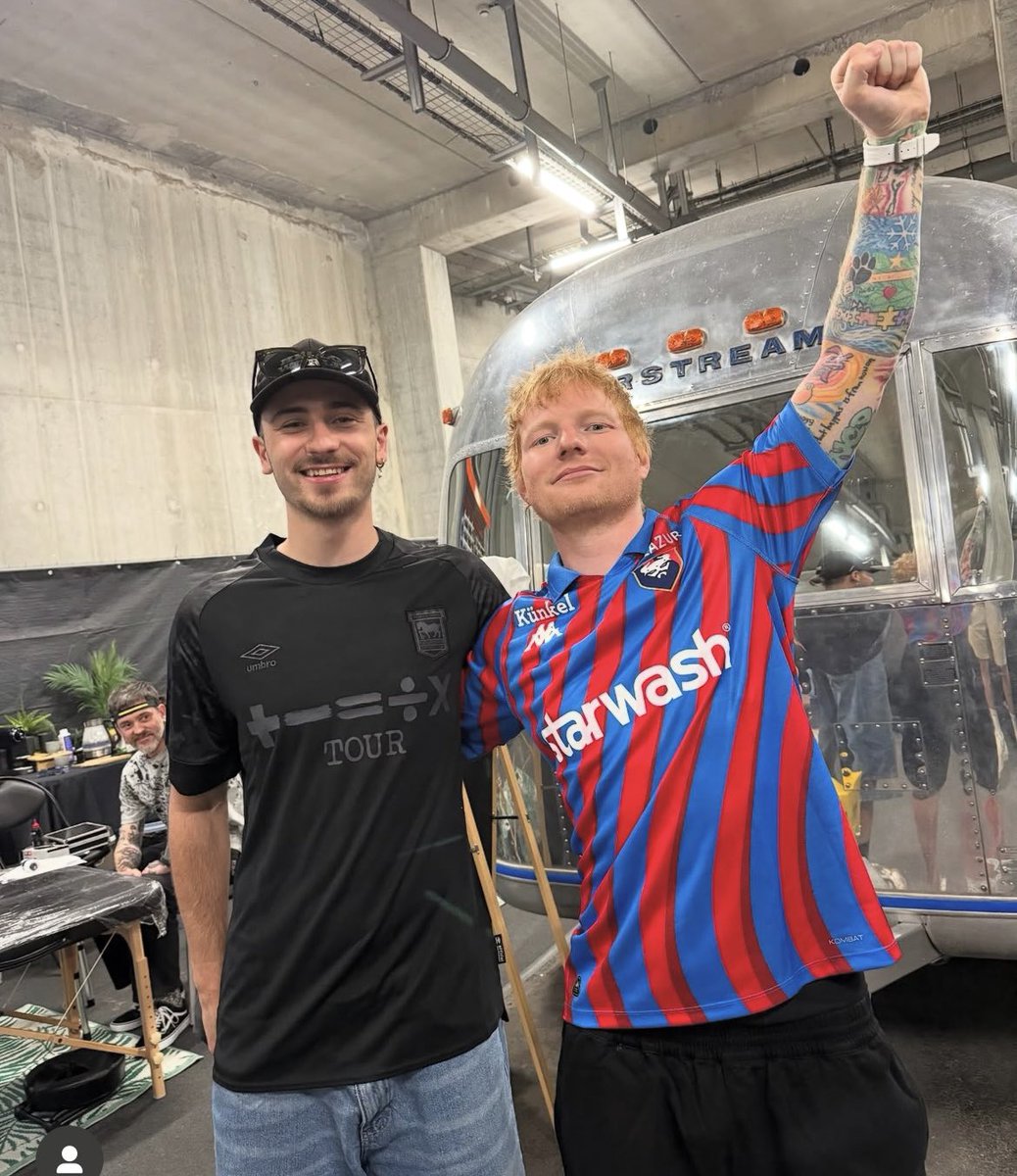 MAIS PIERRE GARNIER !!!!! Qu’est ce qu’il a réussit à nous faire là avec le maillot du <a href="/SMCaen/">Stade Malherbe Caen</a> <a href="/edsheeran/">Ed Sheeran HQ</a> !!! 😍😂