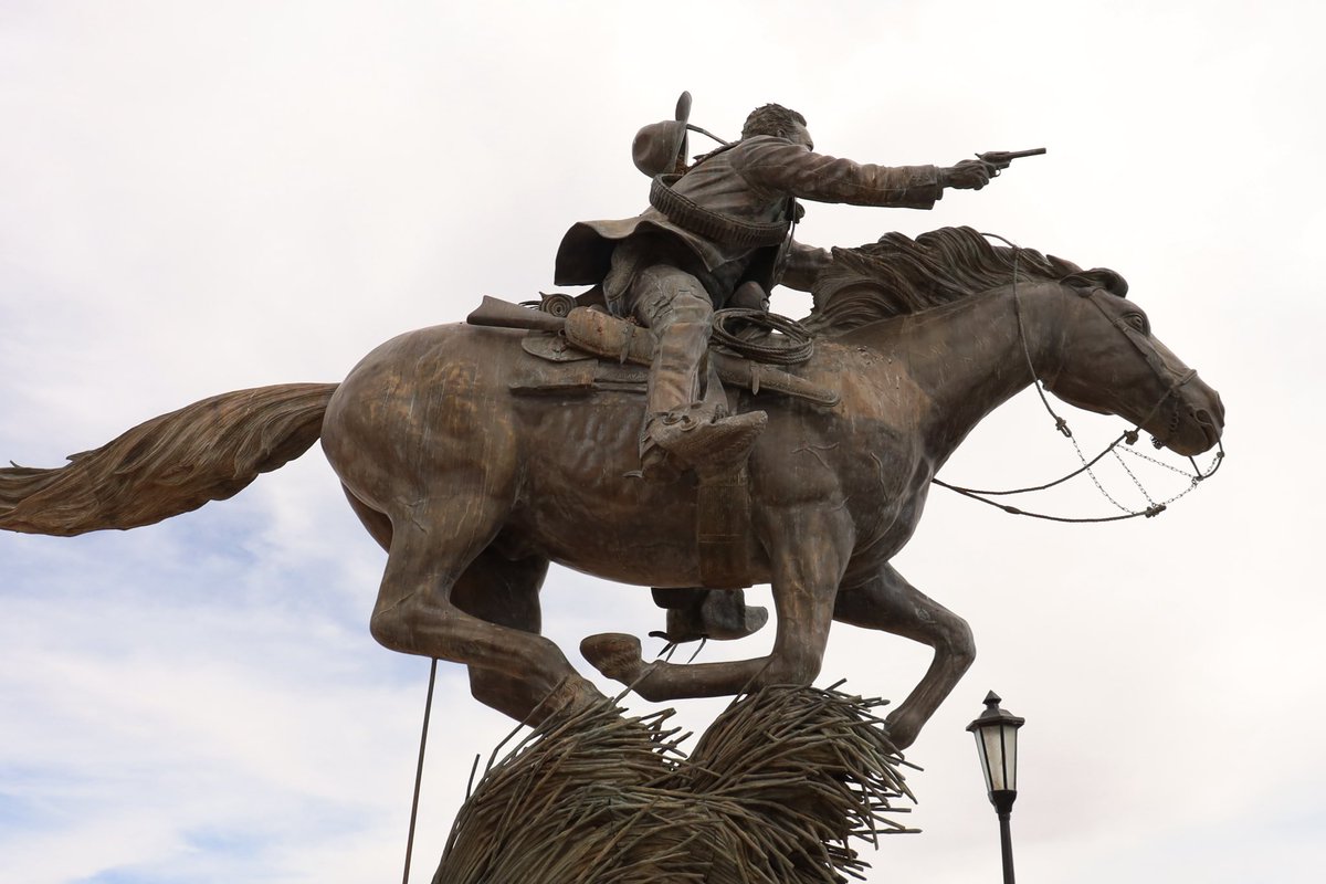 AndreaChavezTre's tweet image. Iniciamos esta jornada de trabajo reunidos con Philip Skinner, alcalde de la ciudad fronteriza de Columbus, Nuevo México, tan célebre por ser el único territorio de EEUU invadido militarmente por un ejército extranjero: la División del Norte, que comandaba Pancho Villa.…