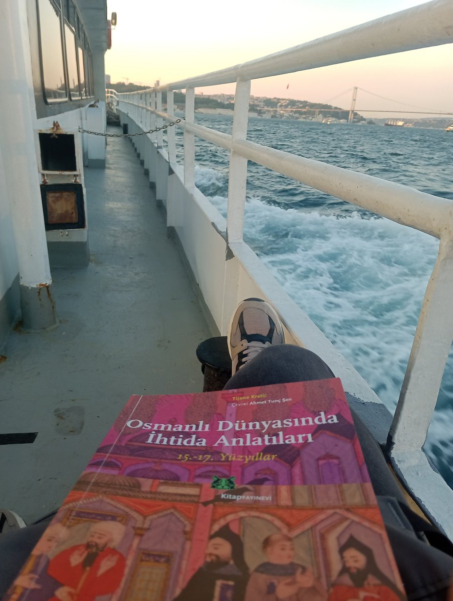19.55'te Üsküdar-Aşiyan vapuruna biniyorsun moruk, genelde kimseler olmuyor, köşeye siniyorsun ufaktan, alıyorsun kitabı eline, rüzgar sayfaları uçurmasın diye sıkıca tutuyorsun, motor sesi, akşamüstü kızıllığı, boğaz havası eşliğinde bi yarım saat kendini bahtiyar addediyorsun