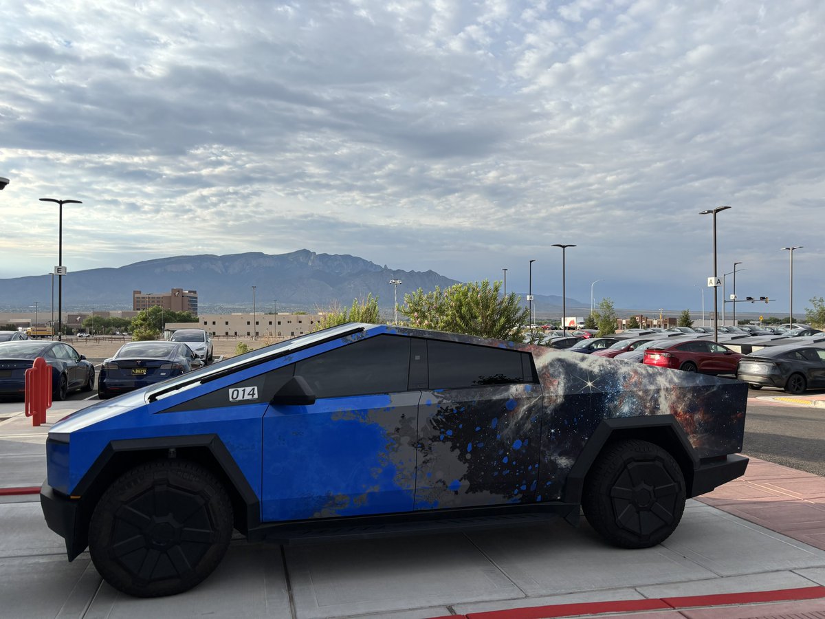 mrtimer2022's tweet image. Being from Dallas TX, I can just sit here and stare at that mountain for hours. 

TARS in the frame just makes it even better! 

Are mountains a thing in your area… or are you like me and the highway overpass is the closest thing? 😂