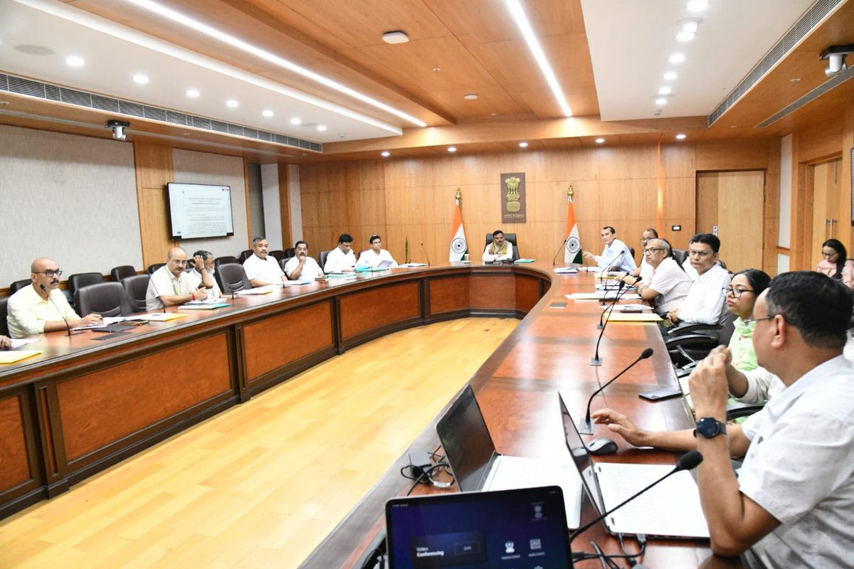 CSAssam_'s tweet image. Chaired the 8th State Level Standing Committee (SLSC) meeting for the Pradhan Mantri Gram Sadak Yojana (PMGSY), with the Public Works Roads Department (PWRD) and all relevant stakeholders to assess the progress of ongoing works under PMGSY-IV.
During the meeting, the Committee…