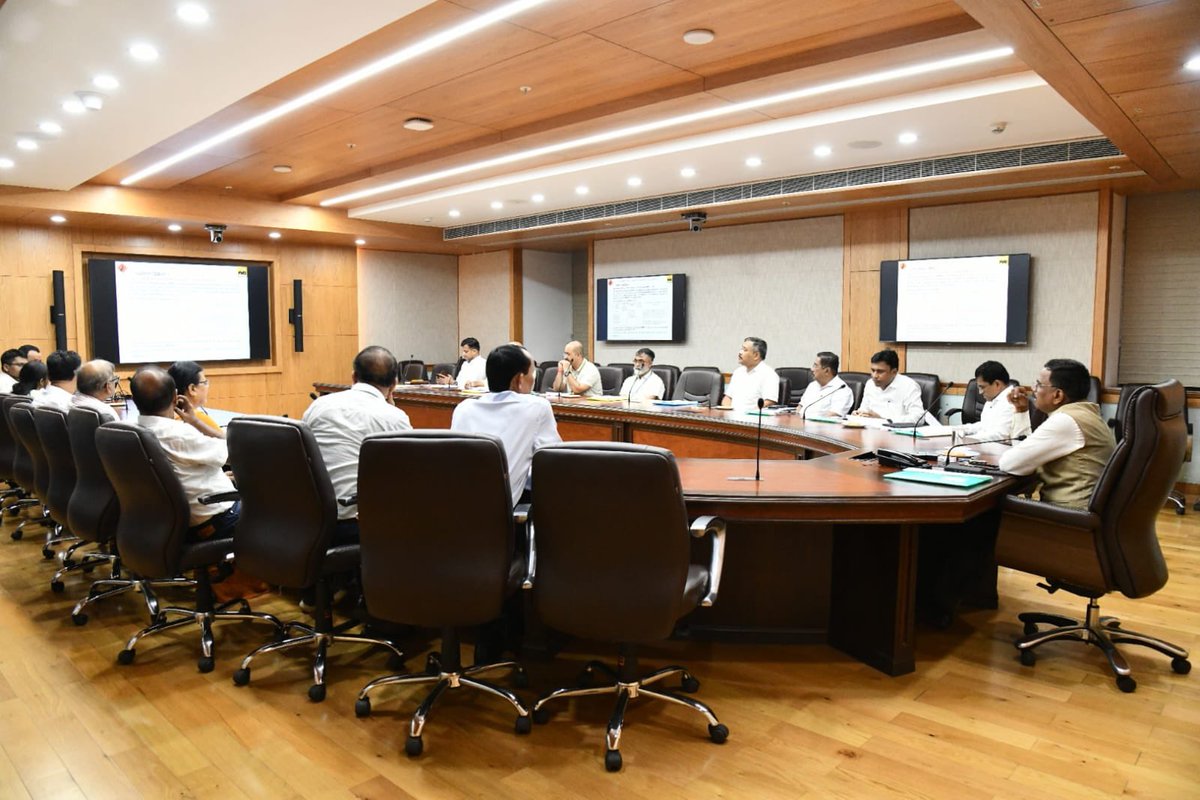 CSAssam_'s tweet image. Chaired the 8th State Level Standing Committee (SLSC) meeting for the Pradhan Mantri Gram Sadak Yojana (PMGSY), with the Public Works Roads Department (PWRD) and all relevant stakeholders to assess the progress of ongoing works under PMGSY-IV.
During the meeting, the Committee…