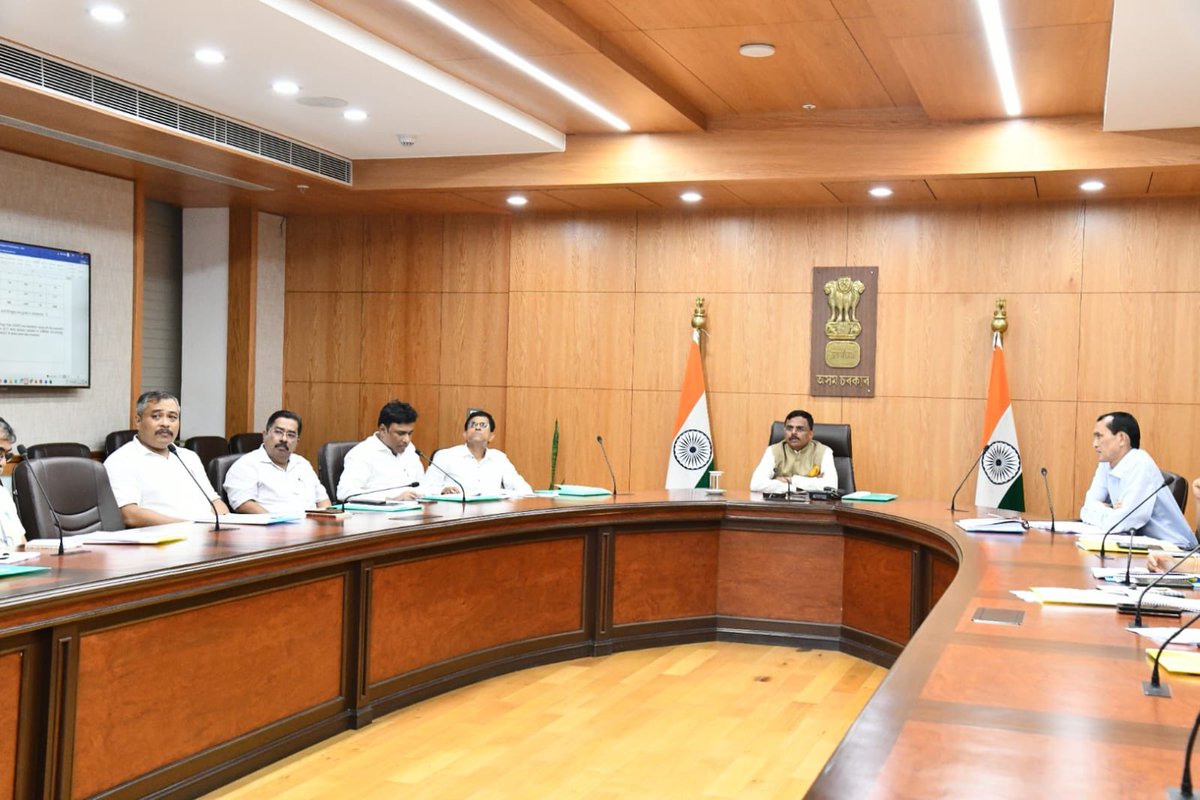 CSAssam_'s tweet image. Chaired the 8th State Level Standing Committee (SLSC) meeting for the Pradhan Mantri Gram Sadak Yojana (PMGSY), with the Public Works Roads Department (PWRD) and all relevant stakeholders to assess the progress of ongoing works under PMGSY-IV.
During the meeting, the Committee…