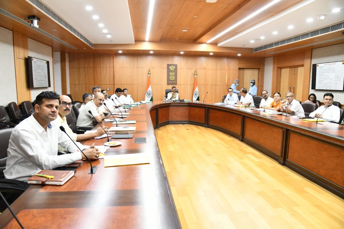 CSAssam_'s tweet image. Chaired the 8th State Level Standing Committee (SLSC) meeting for the Pradhan Mantri Gram Sadak Yojana (PMGSY), with the Public Works Roads Department (PWRD) and all relevant stakeholders to assess the progress of ongoing works under PMGSY-IV.
During the meeting, the Committee…