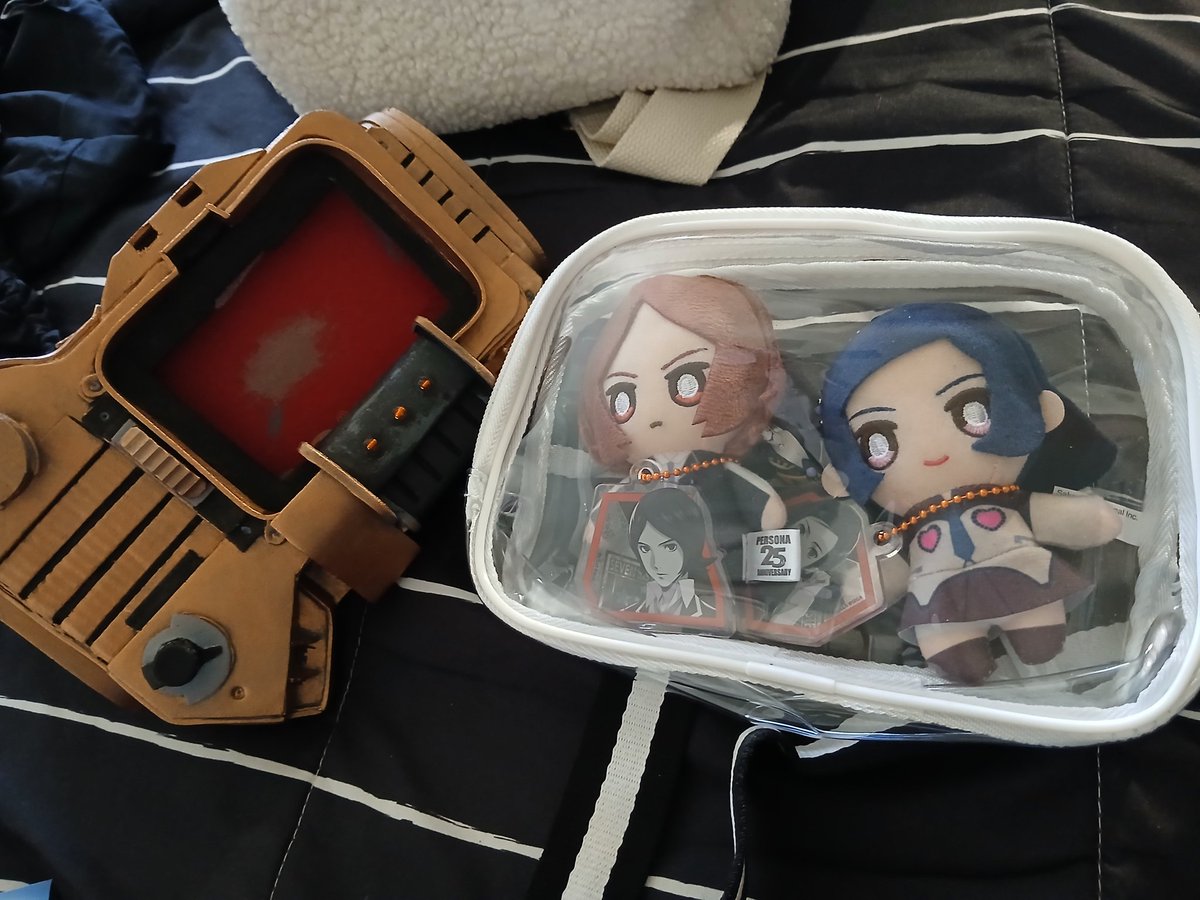 demmyvite's tweet image. Hiii today i'll be visiting San Diego comic con if you spot me wearing P2 ita bag and pip boy it's me hehe let me know so I can give you free P2 stickers. Also sorry if my english suck I am bad at pronunciation