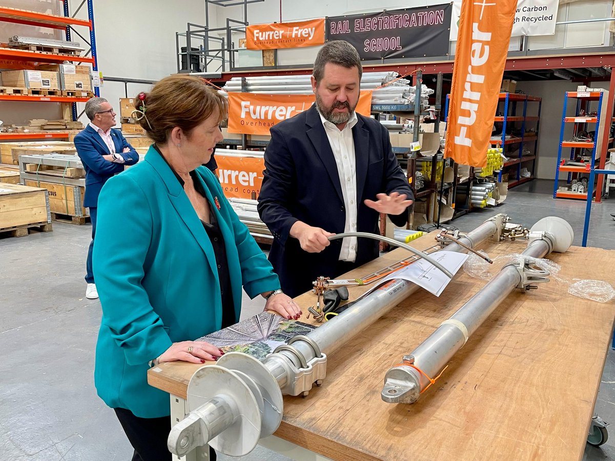 NoelDolphin's tweet image. Just a typical Thursday teaching @MayorEastMids how to electrify a railway. With support from @SimonJWSkinner. Also dive into passenger benefits from electrification & the super midlands supply chain.