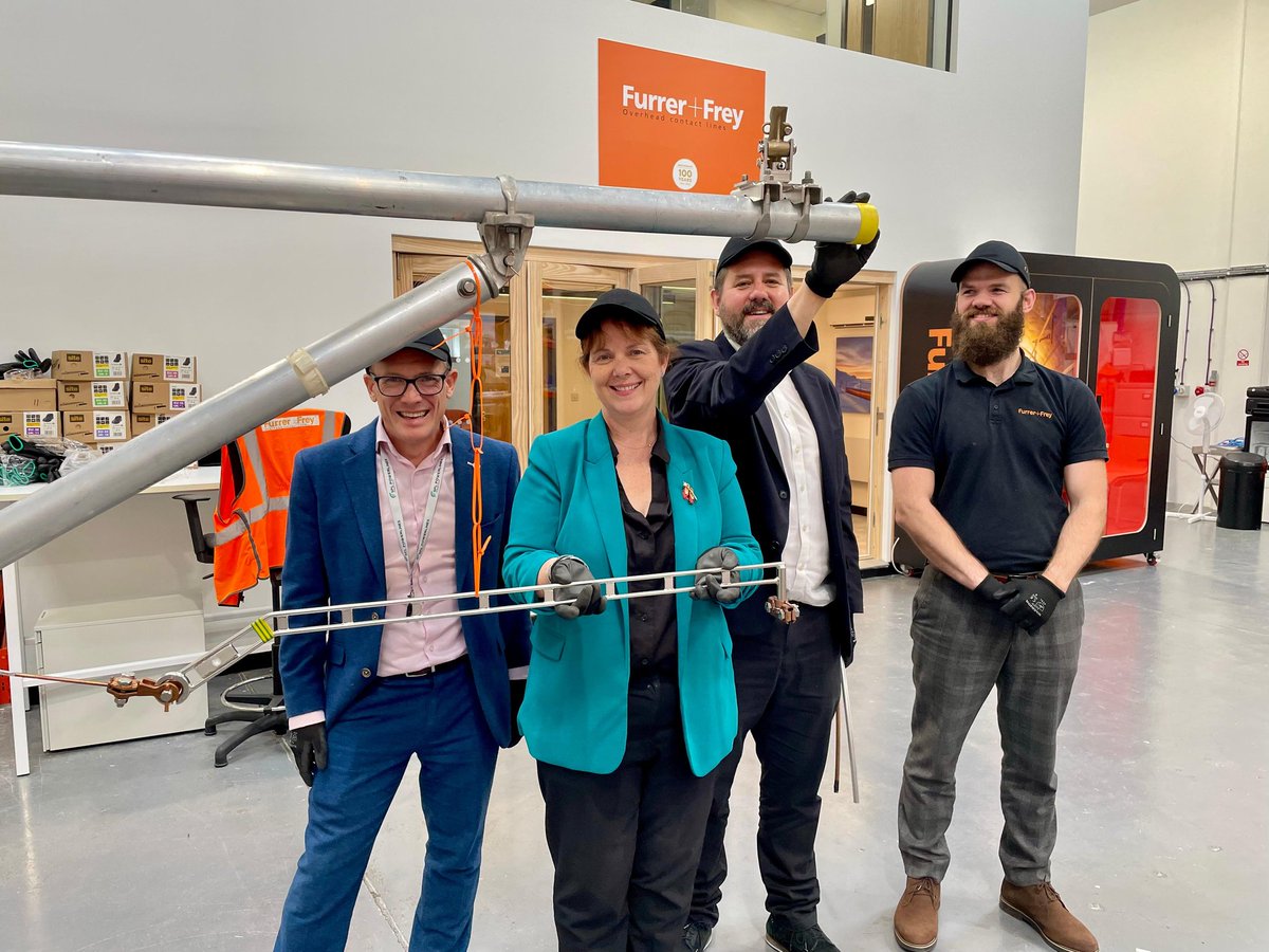 NoelDolphin's tweet image. Just a typical Thursday teaching @MayorEastMids how to electrify a railway. With support from @SimonJWSkinner. Also dive into passenger benefits from electrification & the super midlands supply chain.