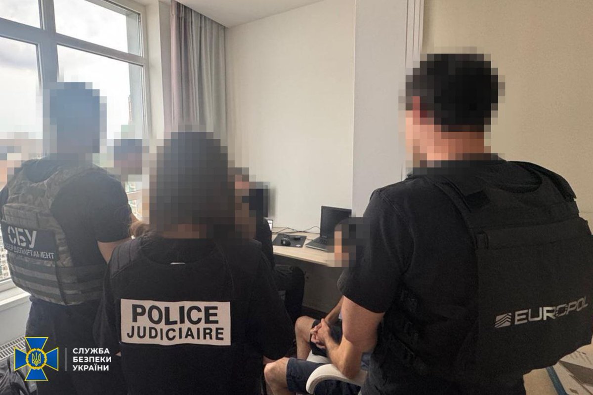 DarkWebInformer's tweet image. 1/2📰Images from yesterday's arrest of the XSS "admin"