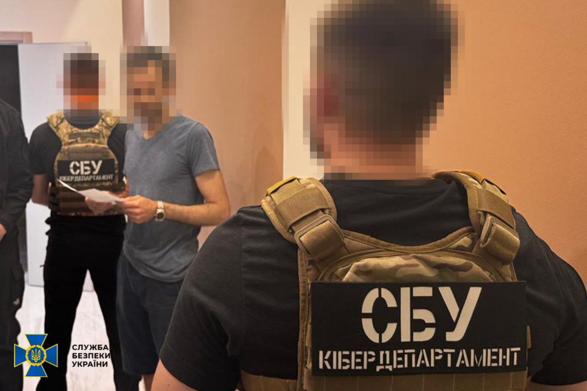 DarkWebInformer's tweet image. 1/2📰Images from yesterday's arrest of the XSS "admin"