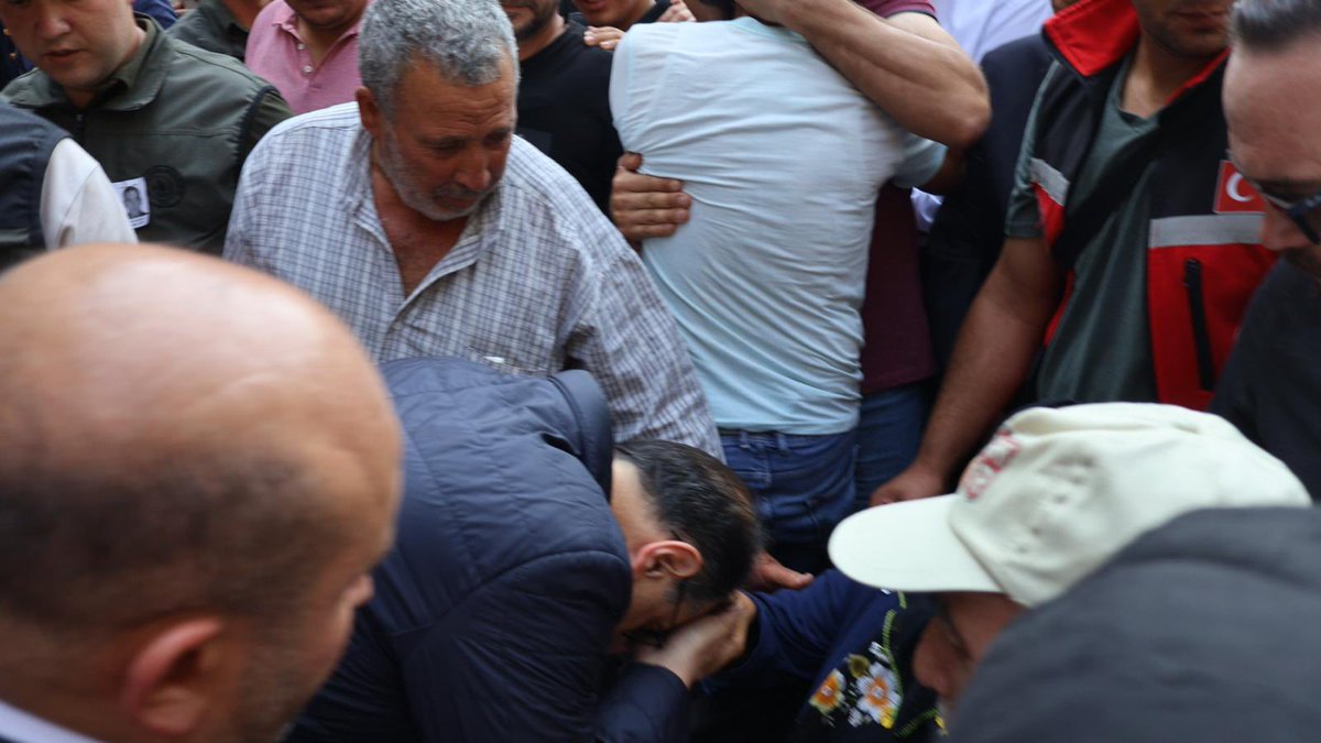 Yeşil vatanımızı koruma uğruna canını feda eden kahramanımız Eyüp Dereli’yi dualarla Hakk’a uğurladık.

Fedakarlığıyla şehadet mertebesine erişen kardeşimizin mekanı cennet, makamı ali olsun.

Aziz milletimizin başı sağ olsun.🇹🇷