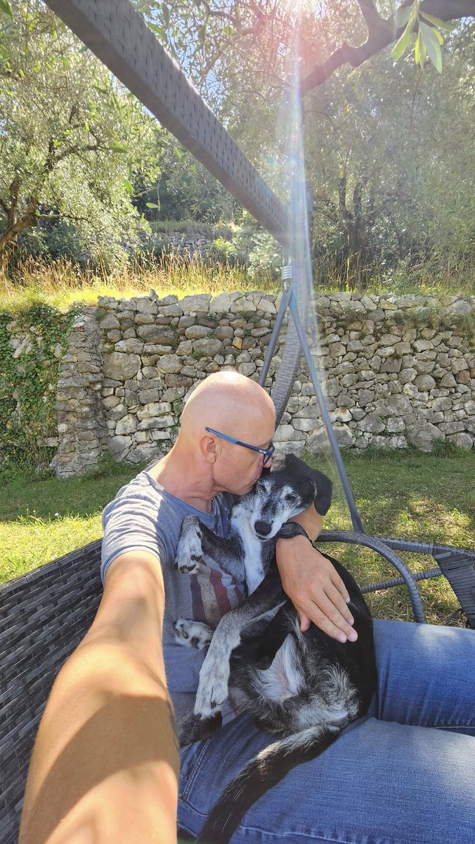 Oggi salutiamo con tanto affetto Pimpa, che con il suo fiuto trovò il primo frammento della meteorite Cavezzo. Il cielo la ricorda con l'asteroide che ha il suo nome. Un abbraccio al nostro amico Davide❤️