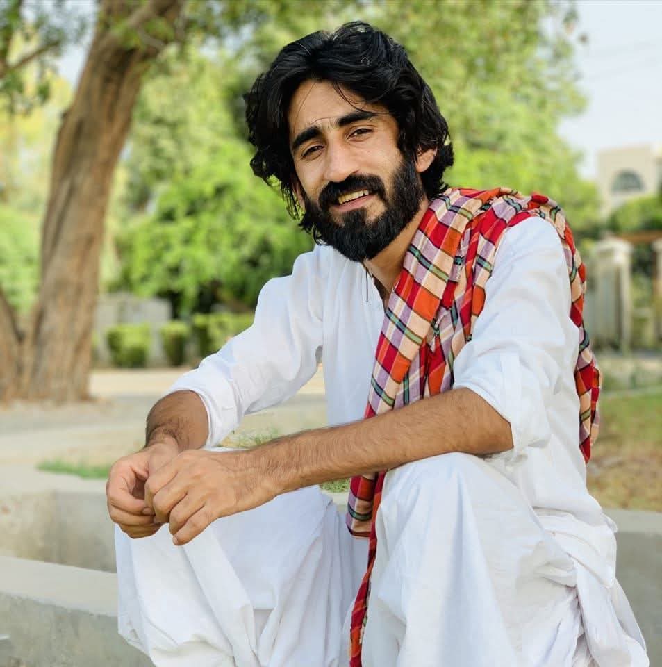 AmnaBaloch24's tweet image. وہاں کتابیں تھیں بکھری ہوئی
کتابیں ہمارے بچوں کی دشمن بن گئیں ان کتابوں سے نامعلوم افراد ان نوجوانوں کے کنیکشن اپنے ذہن کے مطابق وہاں جوڑتے ہیں جہاں وہ خود ناکام ہیں
آجو باتے ھکیم جان
#ReleaseHakeemBaloch